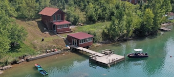 Lake House Perucac