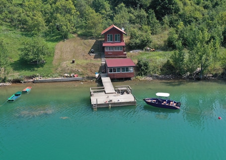 Exterior. Lake House Perucac