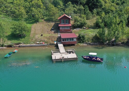 Lake House Perucac