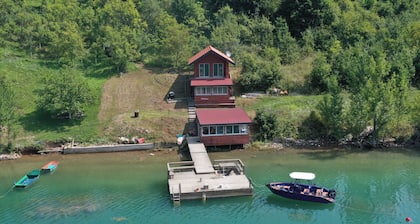 Lake House Perucac