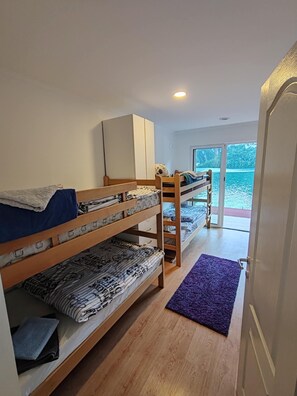 3 bedrooms, internet, bed sheets