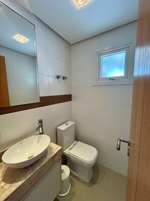 Bidet, serviettes fournies, savon, papier toilette