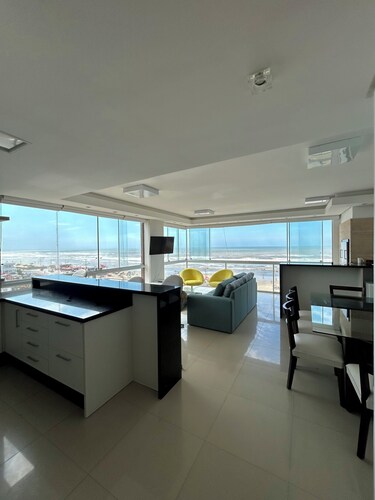 Beachfront apartment in the center of Capão da Canoa with 3 suites, 100% air-conditioned.