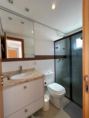 Bidet, serviettes fournies, savon, papier toilette