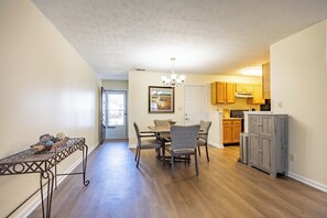 Dining - Keystone Garden Villa D (Indianapolis)