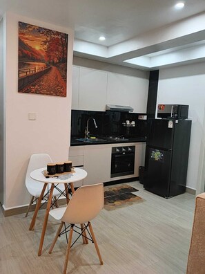 Private kitchen - Modern 1BR Apartment in Nairobi – Pinecrest View (Nairobi)