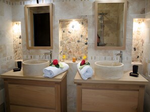 Douche, sèche-cheveux, serviettes fournies