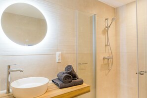 Dusche, Haartrockner, Handtücher, Seife