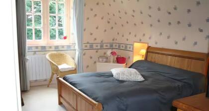 Chambre dâhĂŽtes « Chambre Ouest » avec terrasse partagĂ©e, jardin partagĂ© et Wi-Fi