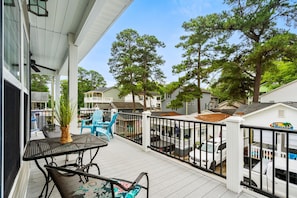 Outdoor dining - Spacious Home in Ocean Lakes. Outdoor entertainment, and Gated covered deck. (Myrtle Beach)
