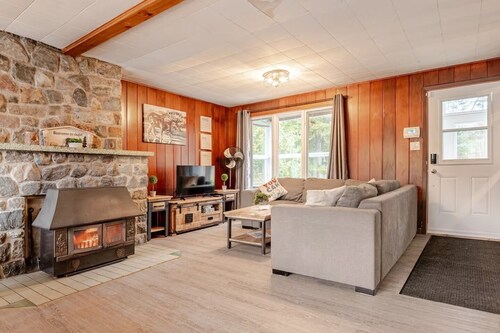 Waterfront Villa | Spa | BBQ | Pool Table | Peaceful Escape