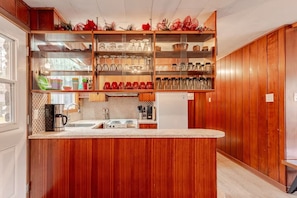 Coffee/tea maker, fridge, microwave, oven - Waterfront Villa | Spa | BBQ | Pool Table | Peaceful Escape (Chertsey)