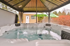 Outdoor spa tub - Waterfront Villa | Spa | BBQ | Pool Table | Peaceful Escape (Chertsey)