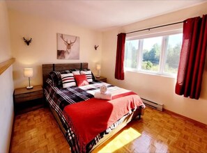 4 bedrooms, iron/ironing board, free WiFi, bed sheets - Waterfront Villa | Spa | BBQ | Pool Table | Peaceful Escape (Chertsey)