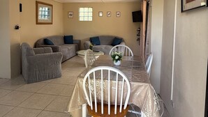 Un espace repas comprenant une table, des chaises et un canapé.