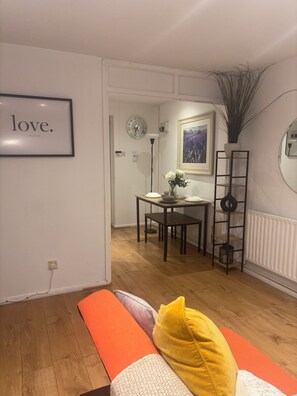 Smart TV - Entire Cosy Home in the meadows, free parking, close to city centre (Nottingham)