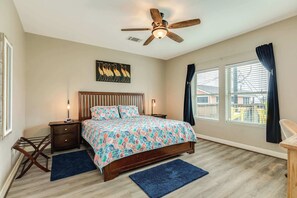 3 bedrooms, WiFi, bed sheets - Beach House: Steps to the Sand & Sea Views! (Surfside Beach)