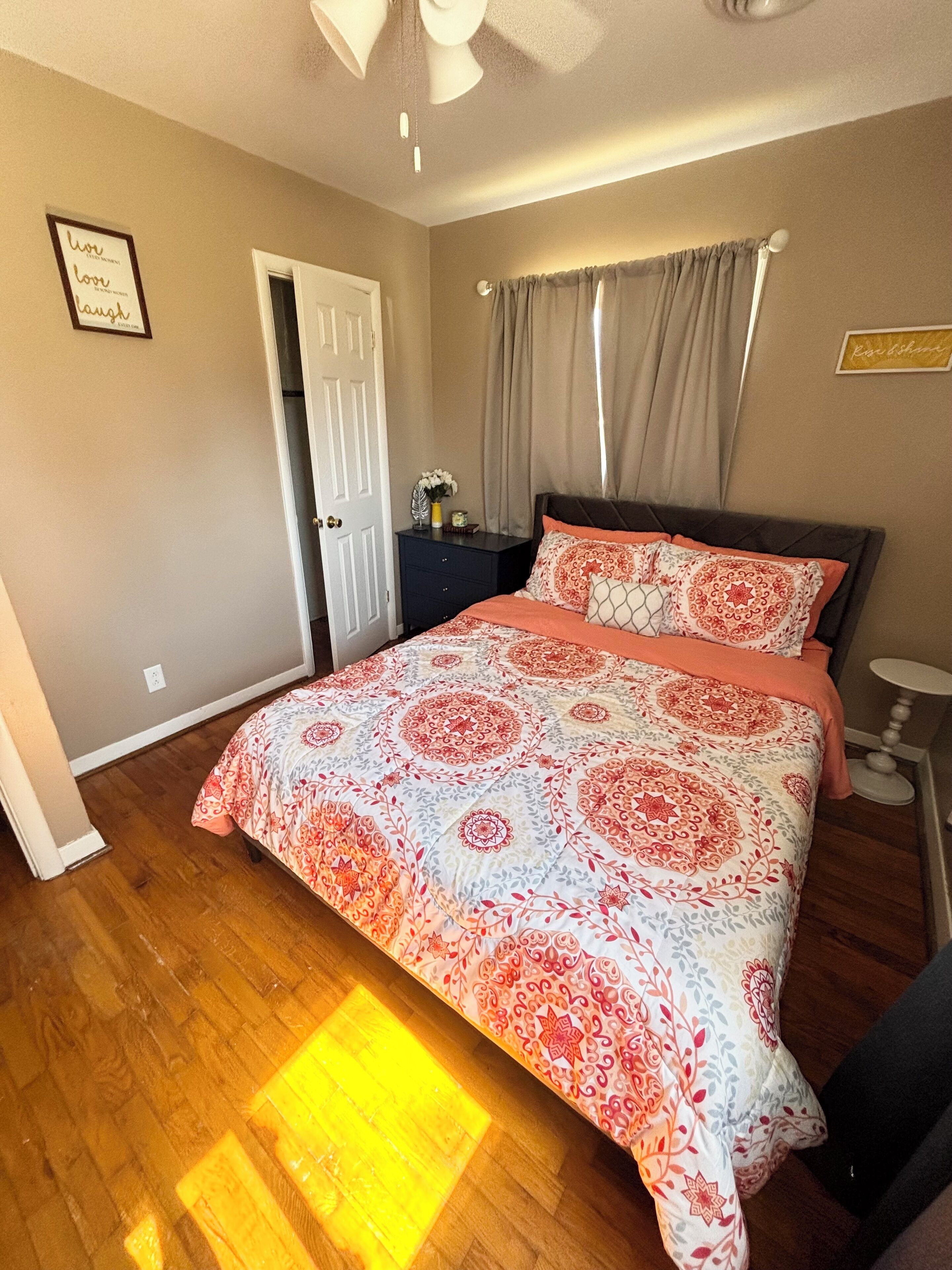 3 bedrooms, internet, bed sheets