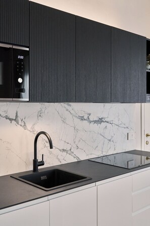 Romantisch appartement, uitzicht op het water, hoek | Privékeuken | Een koelkast, een microgolfoven, een oven, een kookplaat