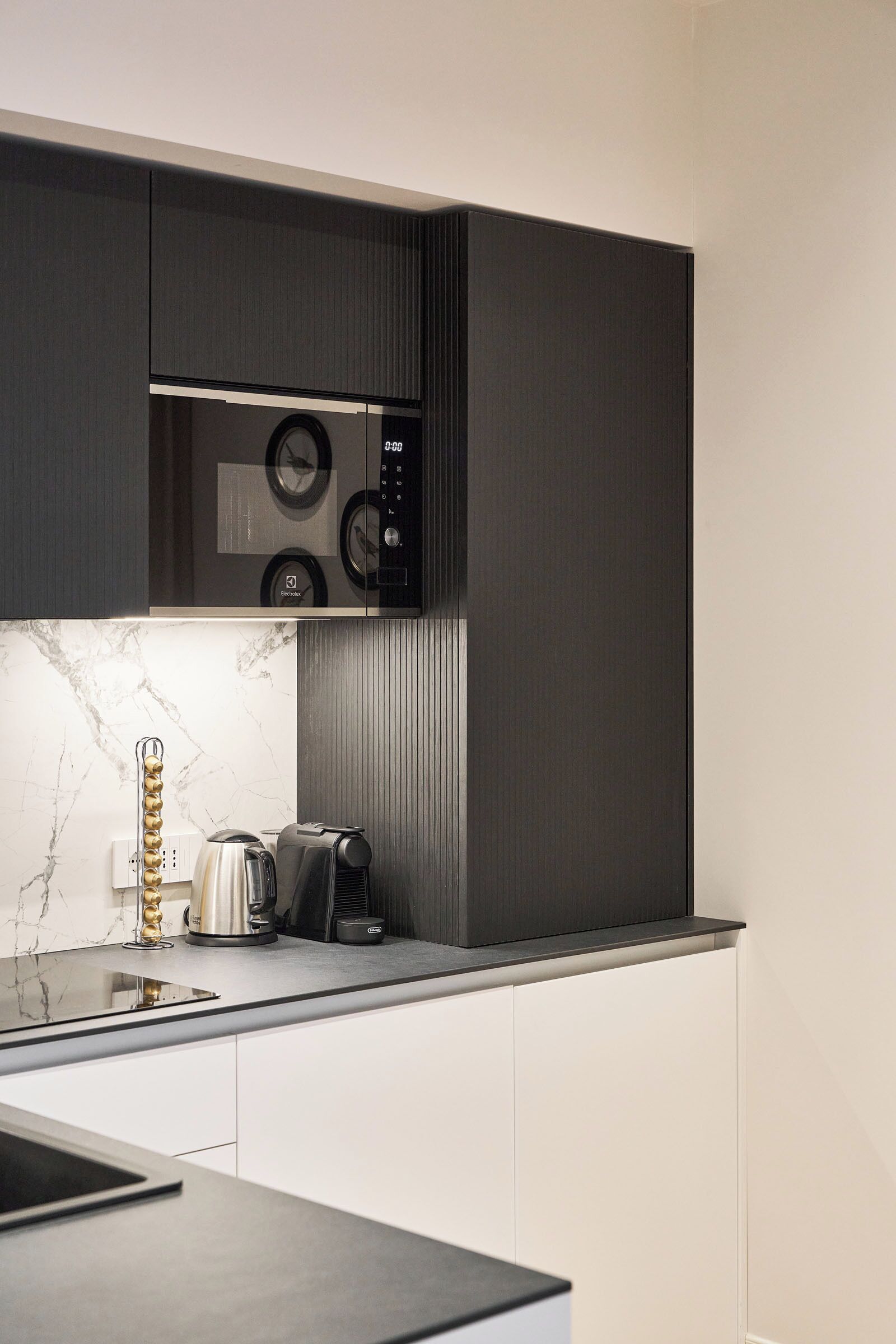 Design Apartment, 2 Bedrooms, Canal View | Private kitchen | Fridge, microwave, oven, stovetop