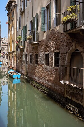 Appartamento Deluxe, 2 camere da letto, vista canale, al piano terra | Vista dalla camera