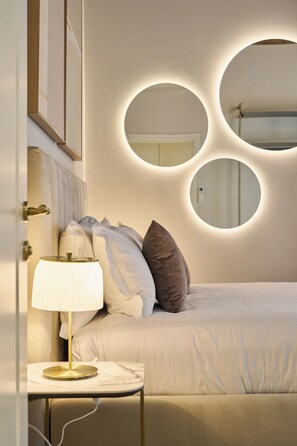 Romantic Apartment, Canal View, Corner | In-room safe, individually decorated, individually furnished - San Polo Palace 1976 (Venice)