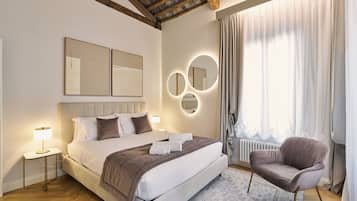 Romantic Apartment, Canal View, Corner | In-room safe, individually decorated, individually furnished