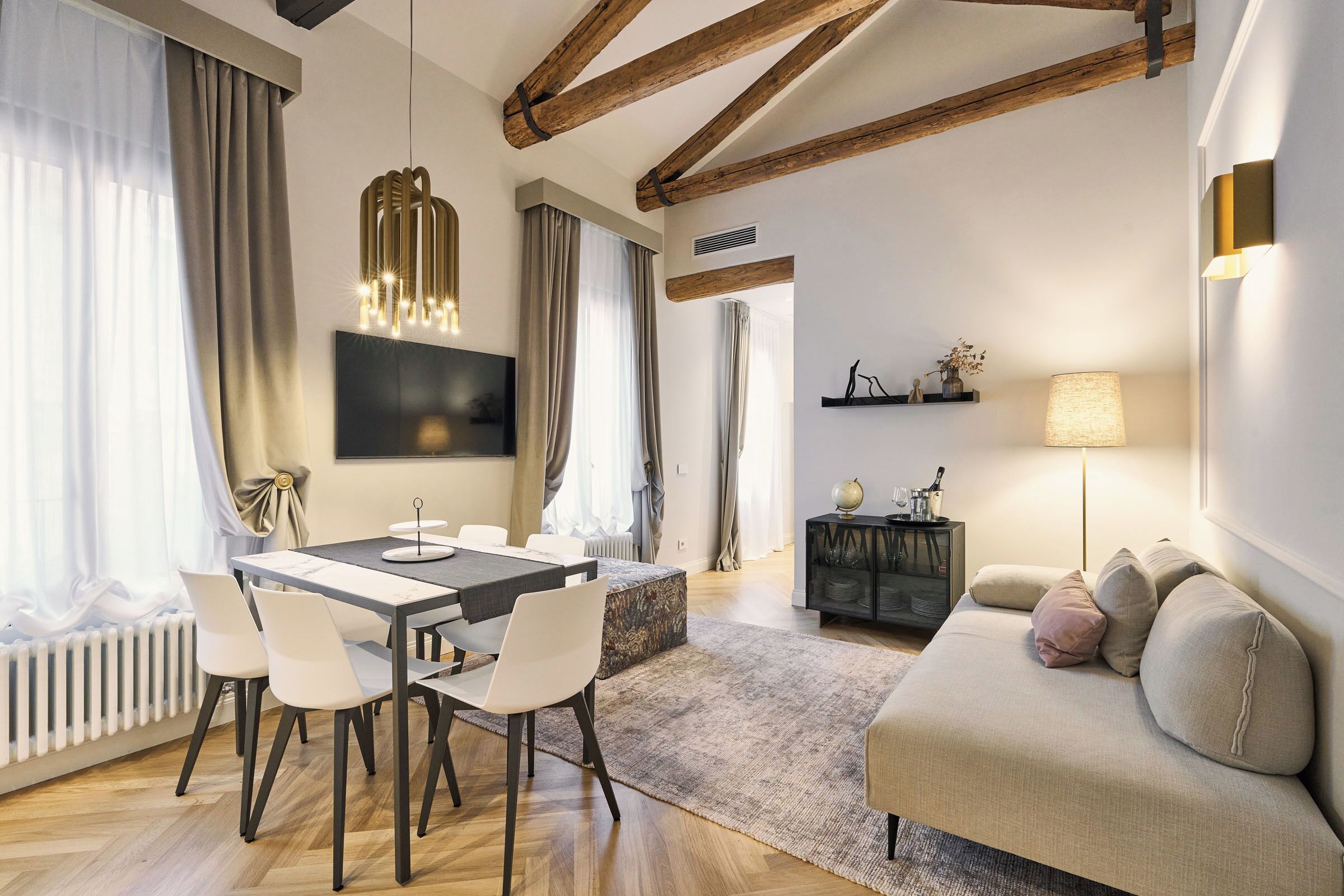 Design appartement, 2 slaapkamers, uitzicht op het water | Woonruimte | Een 46-inch flatscreentelevisie met digitale zenders