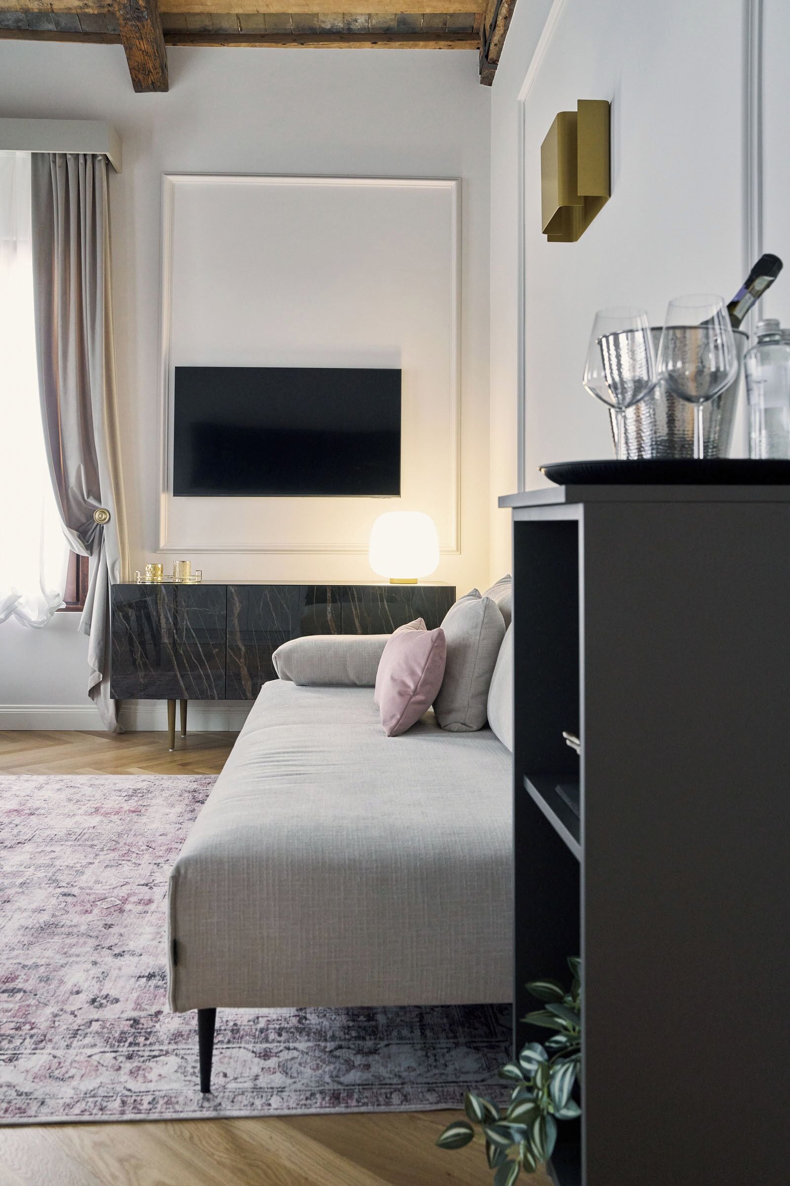 Romantic Apartment, Canal View, Corner | Living area