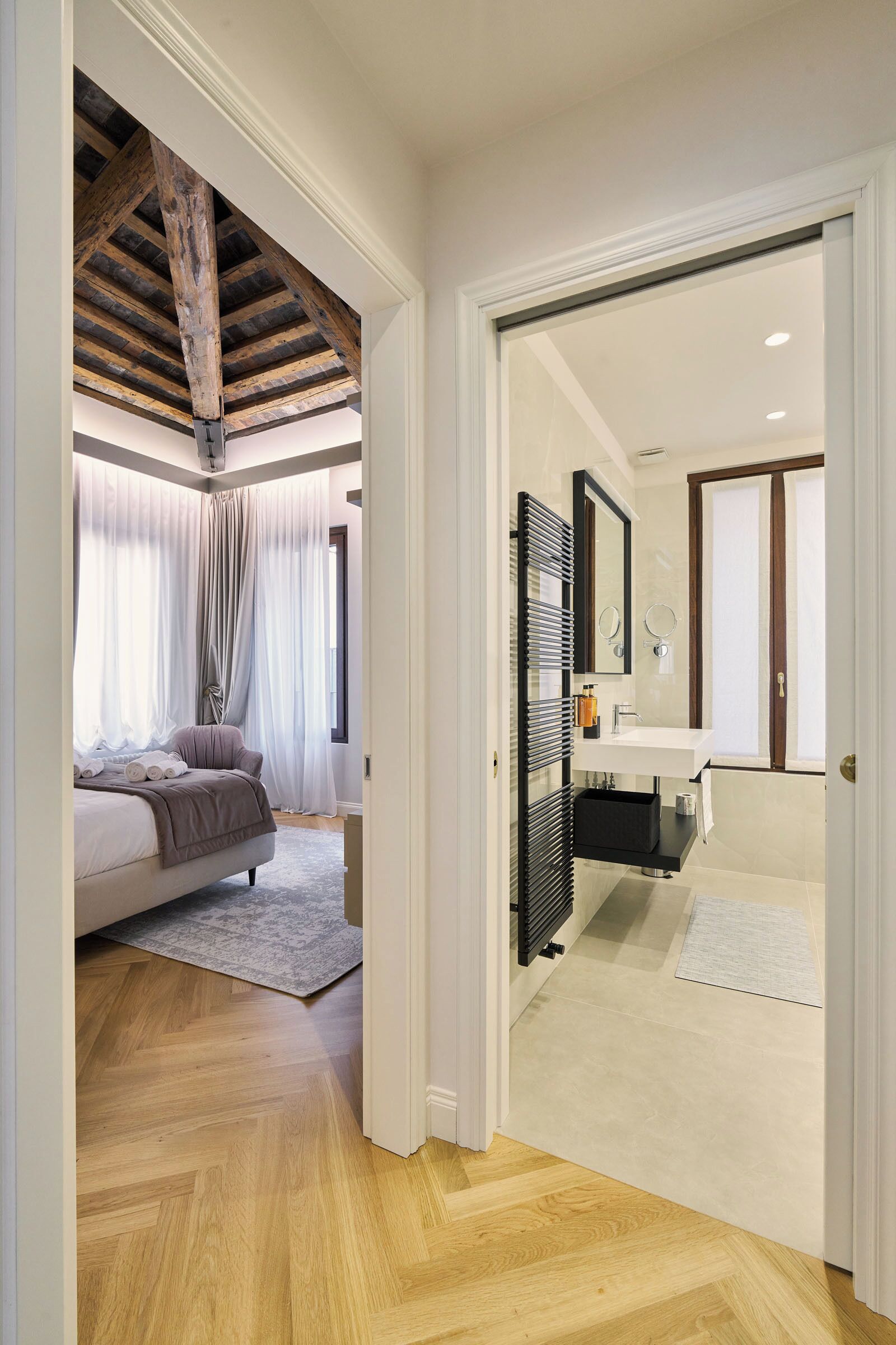 Romantic Apartment, Canal View, Corner | In-room safe, individually decorated, individually furnished