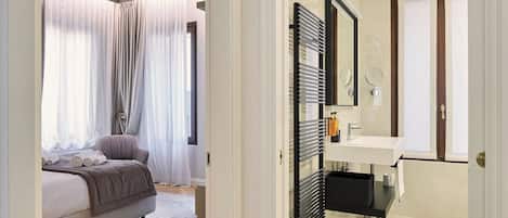 Romantic Apartment, Canal View, Corner | In-room safe, individually decorated, individually furnished