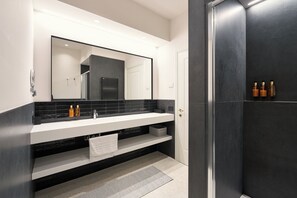 Deluxe Apartment, 2 Bedrooms, Canal View, Ground Floor | Bathroom | Hair dryer, bidet, towels, soap - San Polo Palace 1976 (Venice)