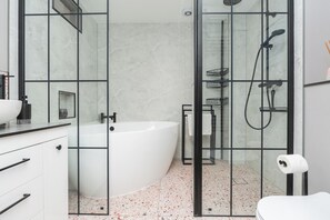 Dusche, Haartrockner, Handtücher