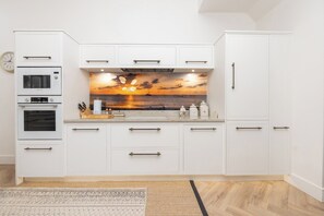 Kühlschrank, Mikrowelle, Ofen, Geschirrspüler