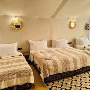 Decoración personalizada, muebles diferentes y ropa de cama 