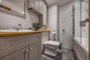Bathroom - Modern Seaside Flat - Pass the Keys (Bognor Regis)