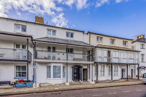 Exterior - Modern Seaside Flat - Pass the Keys (Bognor Regis)
