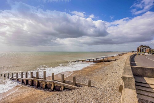 Modern Seaside Flat - Pass the Keys