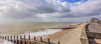 Modern Seaside Flat - Pass the Keys