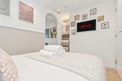 Dreamy Leeds Centre Retreat – Ideal for Couples - Pass the Keys