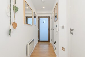Interior - Dreamy Leeds Centre Retreat – Ideal for Couples - Pass the Keys (Leeds)