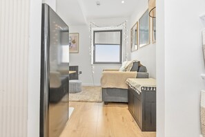 Interior - Dreamy Leeds Centre Retreat – Ideal for Couples - Pass the Keys (Leeds)
