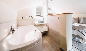 Bathroom - Two Kingsize Bedrooms with Bathrooms Ensuite, Walled Garden, Aircon, Parking (Langham)