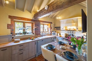 Private kitchen - Two Kingsize Bedrooms with Bathrooms Ensuite, Walled Garden, Aircon, Parking (Langham)