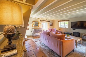 Living area - Two Kingsize Bedrooms with Bathrooms Ensuite, Walled Garden, Aircon, Parking (Langham)