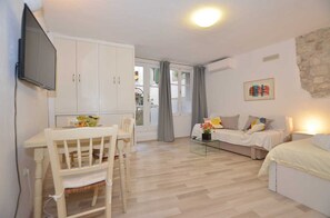 TV - Mont 26 city center studio (Rovinj)
