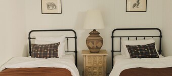 3-bedroom Riverview Retreat. Waterfront home in Fall River Mills with cozy charm