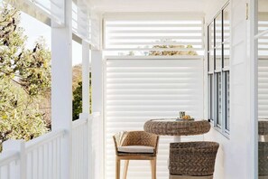 Outdoor dining - The Pool House, Riverview (Riverview)