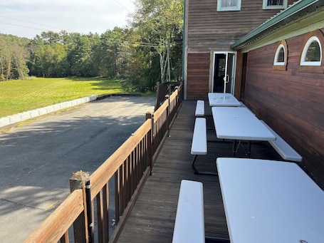 Outdoor dining. Track Side Villa @ The Narrowsburg Inn