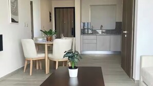 Un apartamento moderno con comedor, cocina y sala de estar.